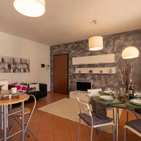 Monate Sleeps 3 Pool Διαμέρισμα Travedona